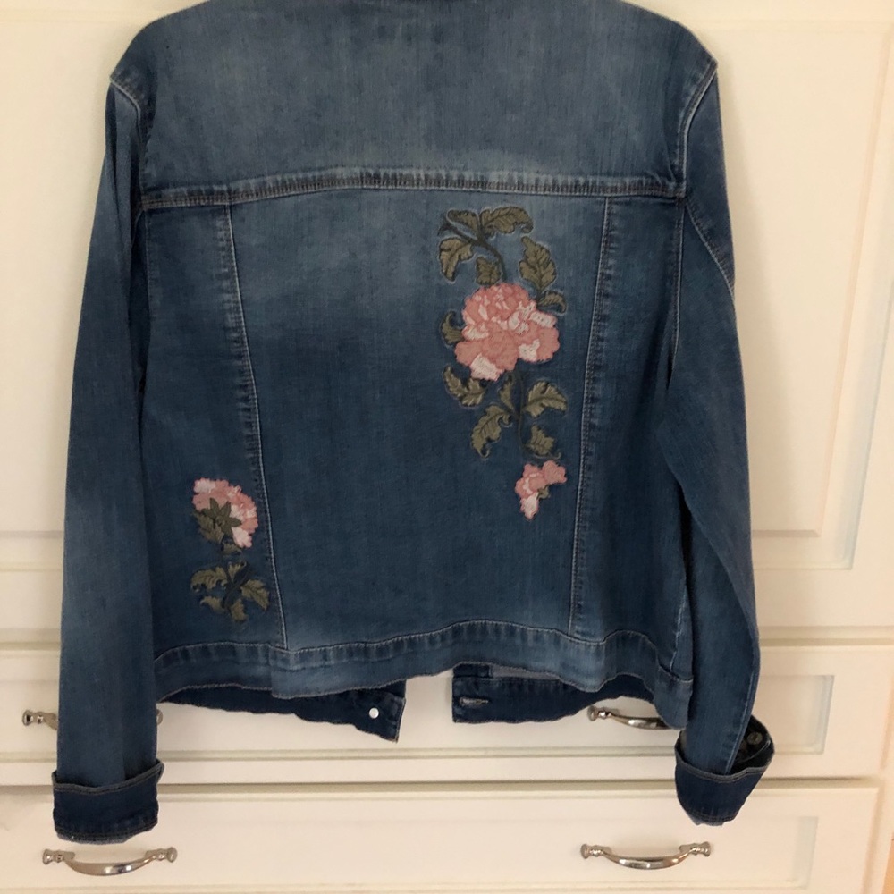 Jean jacket with floral appliqué